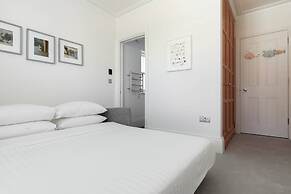 Crondace Road by Onefinestay