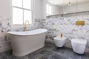 Crondace Road by Onefinestay