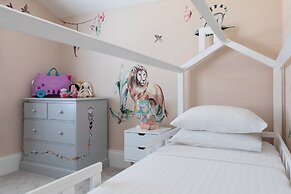 Crondace Road by Onefinestay