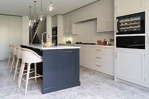 Crondace Road by Onefinestay