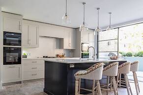 Crondace Road by Onefinestay