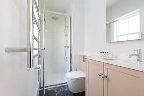 Crondace Road by Onefinestay