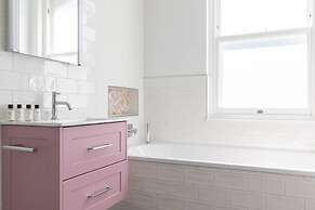 Crondace Road by Onefinestay