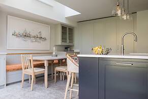 Crondace Road by Onefinestay