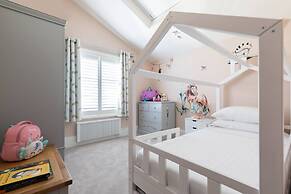 Crondace Road by Onefinestay