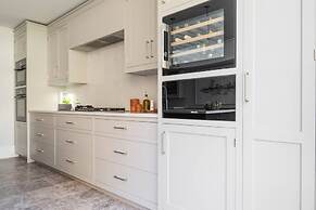 Crondace Road by Onefinestay