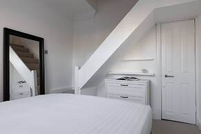 St Stephen's Gardens VII by Onefinestay