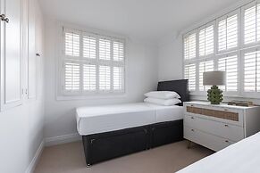 St Stephen's Gardens VII by Onefinestay