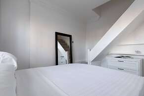 St Stephen's Gardens VII by Onefinestay