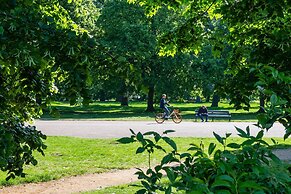 Upper Addison Gardens II by Onefinestay