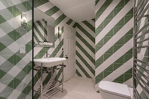 Upper Addison Gardens II by Onefinestay