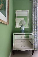 Upper Addison Gardens II by Onefinestay