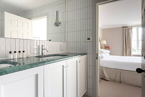 Upper Addison Gardens II by Onefinestay