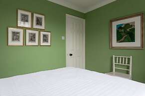 Upper Addison Gardens II by Onefinestay