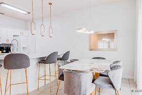 8523 Charming Townhouse Perfect for Family