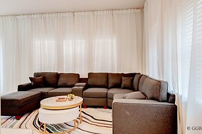 8523 Charming Townhouse Perfect for Family