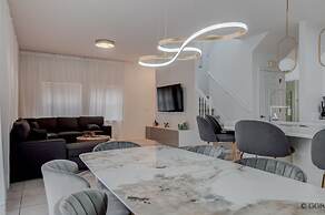 8523 Charming Townhouse Perfect for Family