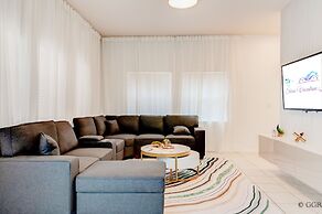 8523 Charming Townhouse Perfect for Family