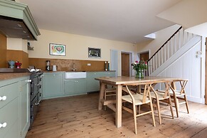 Englefield Road by Onefinestay