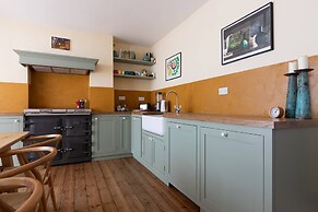 Englefield Road by Onefinestay