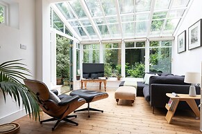 Englefield Road by Onefinestay