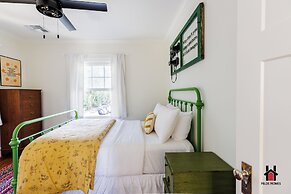 Remodeled 1920s Bungalow & Retro Casita