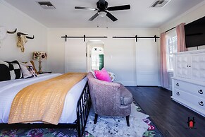 Remodeled 1920s Bungalow & Retro Casita