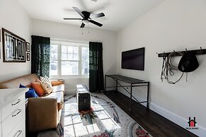 Remodeled 1920s Bungalow & Retro Casita