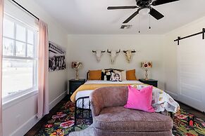 Remodeled 1920s Bungalow & Retro Casita