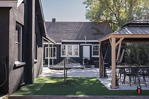 Remodeled 1920s Bungalow & Retro Casita