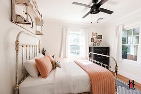 Remodeled 1920s Bungalow & Retro Casita