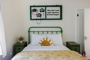 Remodeled 1920s Bungalow & Retro Casita