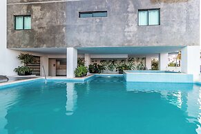 New Centric apt. with pool & jacuzzi