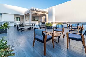 New Centric apt. with pool & jacuzzi