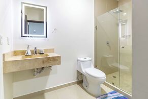 New Centric apt. with pool & jacuzzi