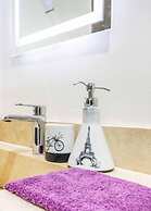 New Centric apt. with pool & jacuzzi