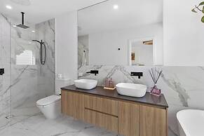 Palm Beach Luxe Townhouse walk to Beach