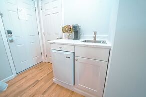 Hampton Bays Hotel on Main