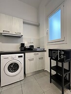 Vibrant Omonia Oasis, Modern Apartment in the Heart of Athens