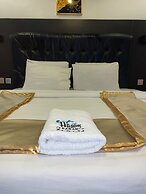 Aaron's Place Luxury Apartments & Rooms