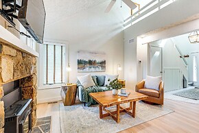 Pool & Marina Access: Condo w/ Deck in Jim Thorpe