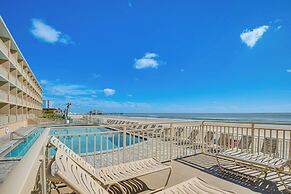 Cozy Daytona Beach Condo - Steps to Ocean!