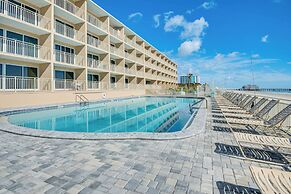 Cozy Daytona Beach Condo - Steps to Ocean!