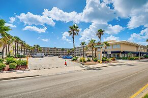 Cozy Daytona Beach Condo - Steps to Ocean!