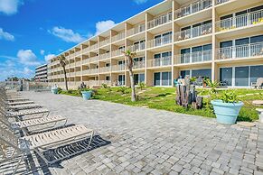 Cozy Daytona Beach Condo - Steps to Ocean!