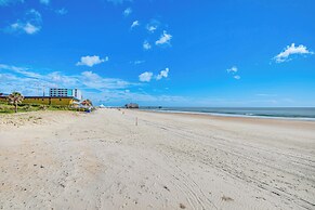 Cozy Daytona Beach Condo - Steps to Ocean!