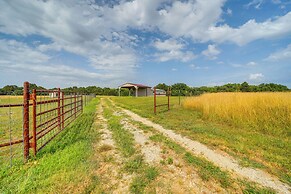 Peaceful Vinita Home w/ Fire Pit: 11 Mi to Lake!