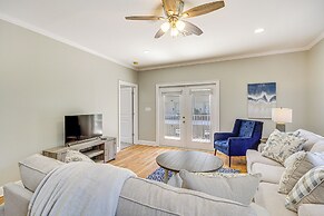Bright Biloxi Condo: Walk to the Beach!