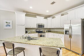 Bright Biloxi Condo: Walk to the Beach!
