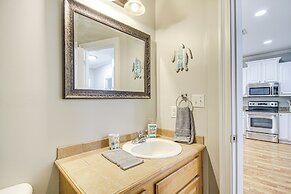 Bright Biloxi Condo: Walk to the Beach!